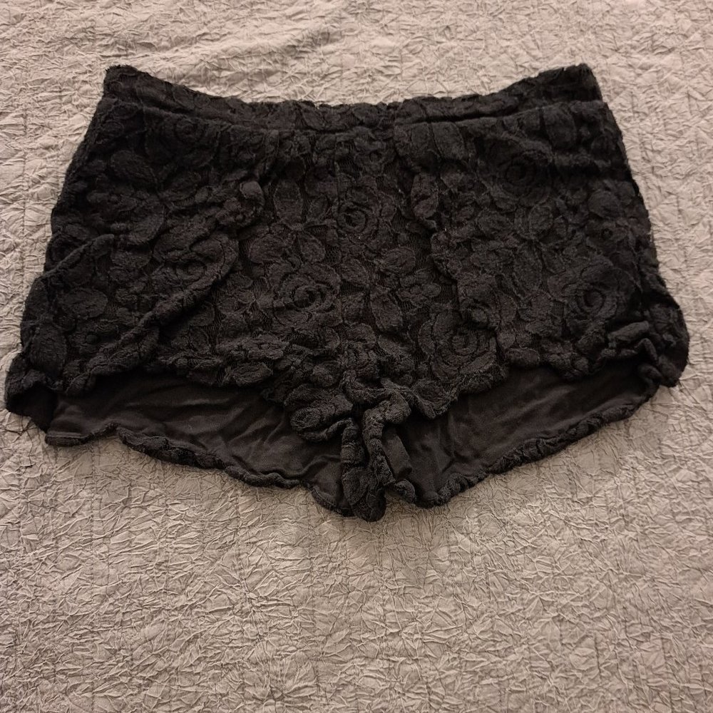 Black scalloped textured shorts